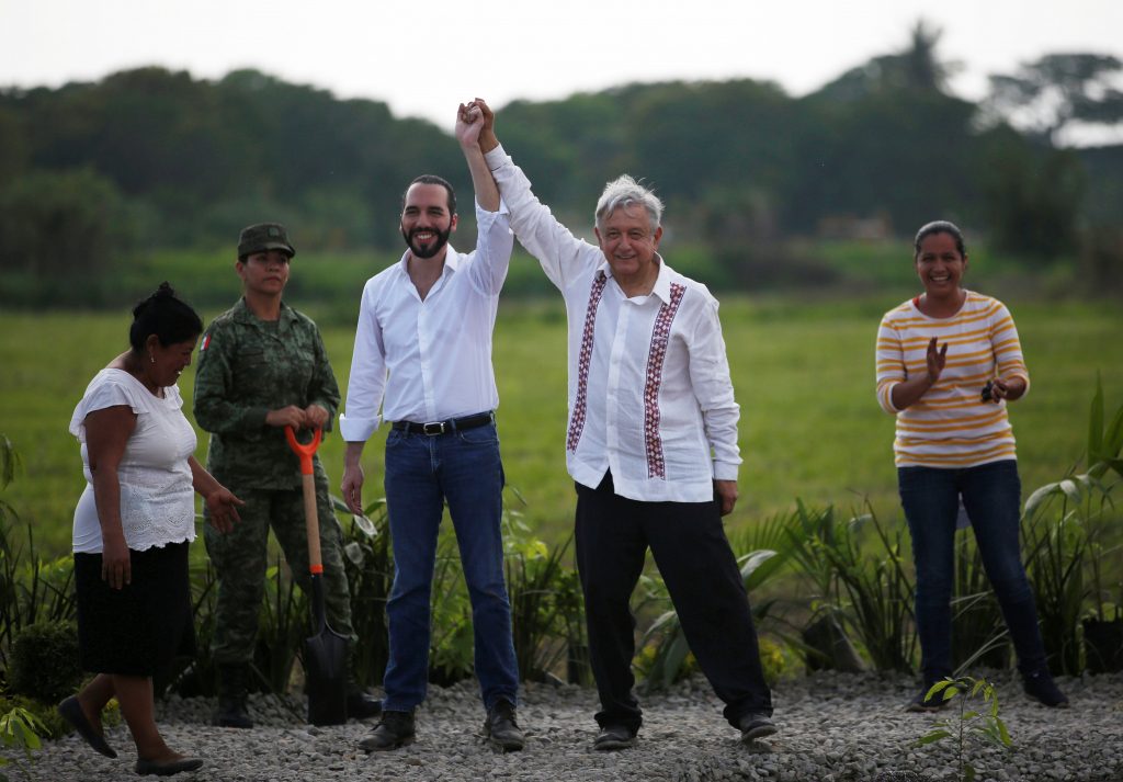 رئيس السلفادور الفلسطيني يتلقى ضربة مفاجئة على وجهه من الرئيس المكسيكي
