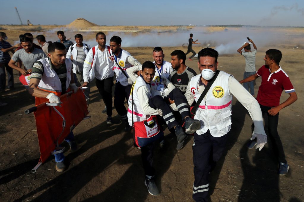 الجيش الإسرائيلي يقتل فلسطينياً في غزة صباح أول أيام عيد الأضحى.. والإسعاف يحاول انتشال جثمانه