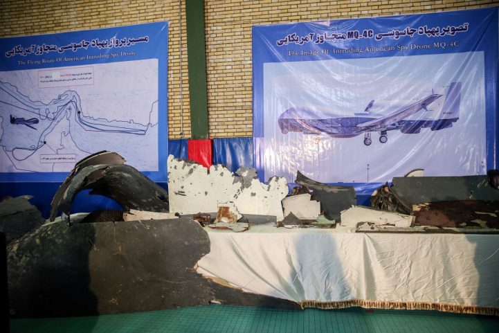  حطام الطائرة الأمريكية التي أسقطتها إيران/ رويترز 