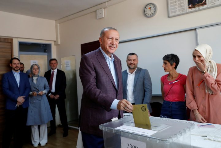 أثناء مشاركة الرئيس التركي رجب طيب أردوغان في عملية الاقتراع في انتخابات الإعادة لرئاسة بلدية إسطنبول.