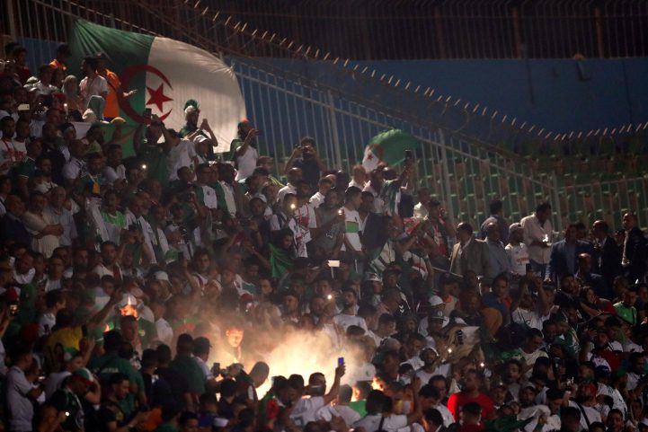 جانب من الجماهير الجزائرية التي تابعت المباراة الأولى لمنتخبها ضد كينيا/ رويترز
