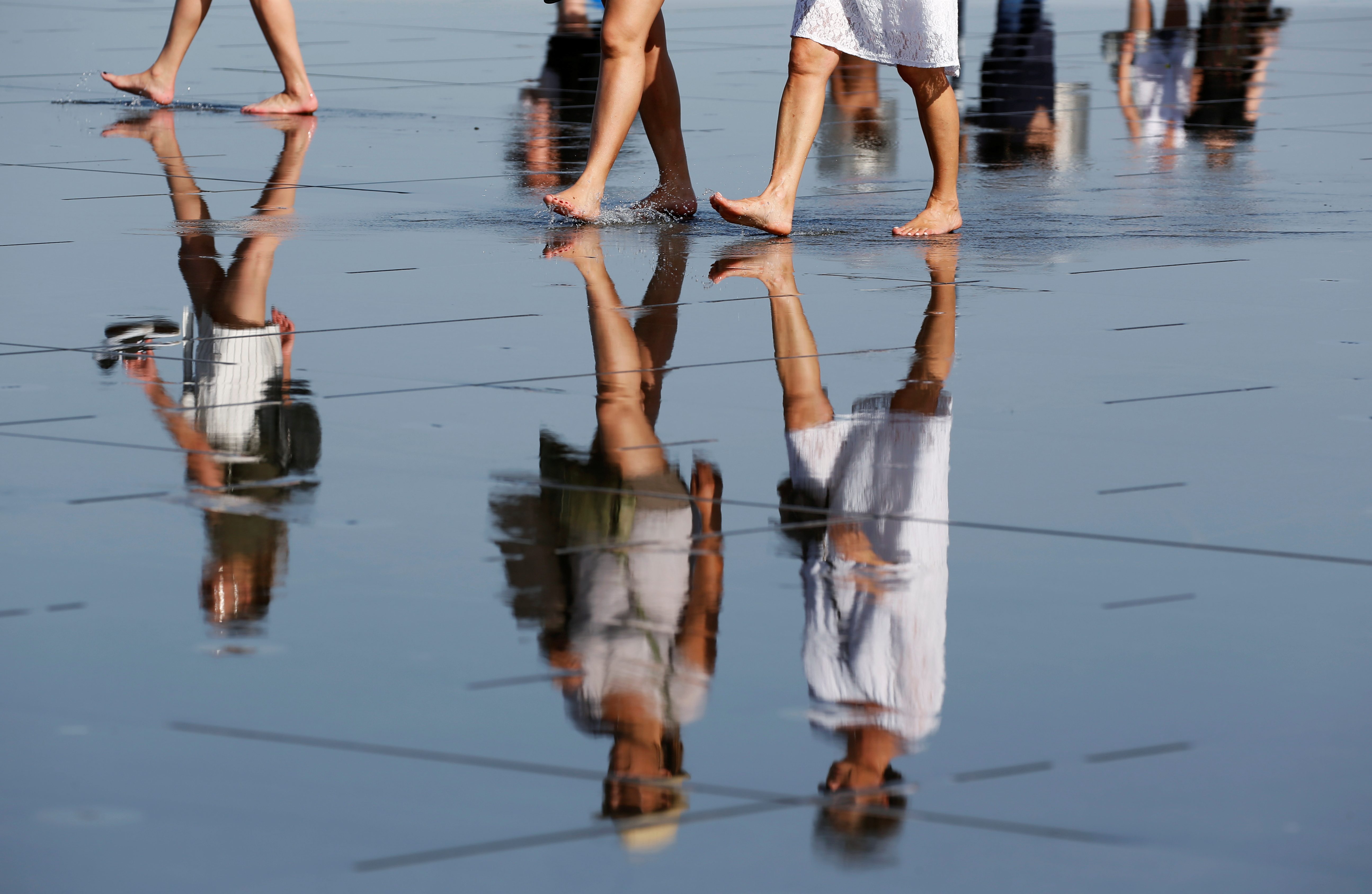 رفعت السلطات الفرنسية حالة الخطر بالبلاد بسبب الإرصاد الجوية إلى اللون الأحمر