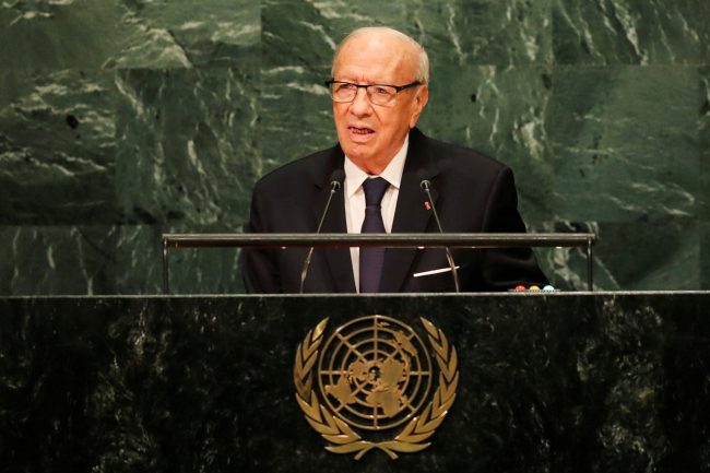 الشاهد يزور السبسي في المستشفى العسكري: كفى بث أخبار تثير البلبلة بين التونسيين