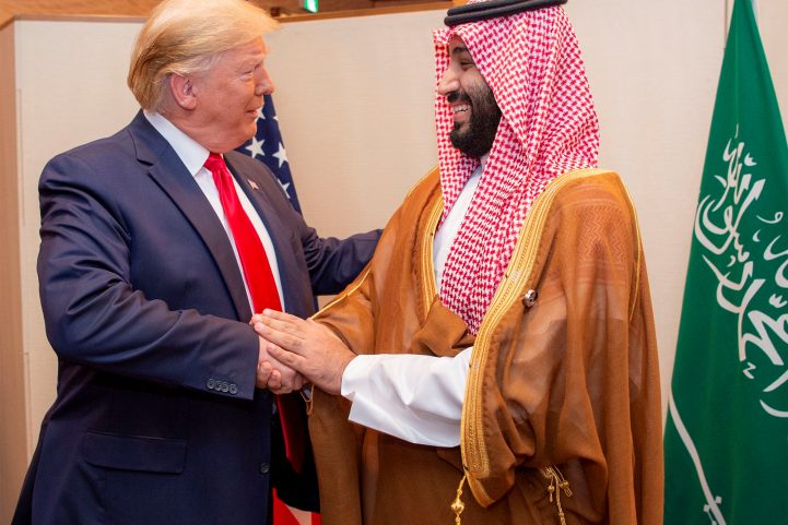 الرئيس الأمريكي دونالد ترامب خلال لقائه ولي العهد السعودي محمد بن سلمان على هامش قمة العشرين في اليابان، يونيو الماضي/ رويترز