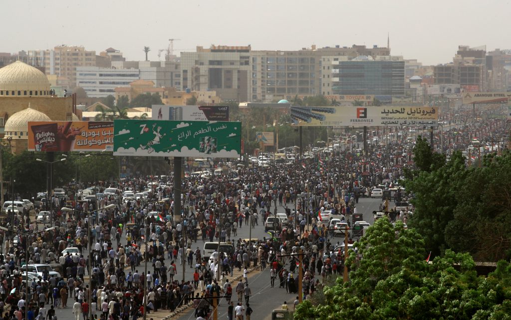 المتظاهرين في السودان/ رويترز