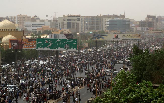 المتظاهرين في السودان/ رويترز