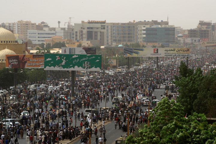 المتظاهرين في السودان/ رويترز