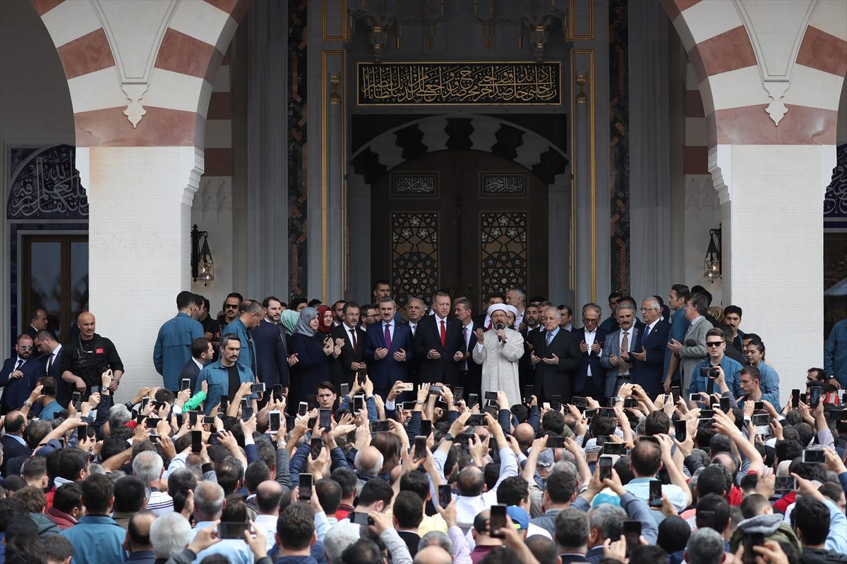 الرئيس التركي رجب طيب أردوغان يتفتتح مسجداً في اسطنبول/ الأناضول
