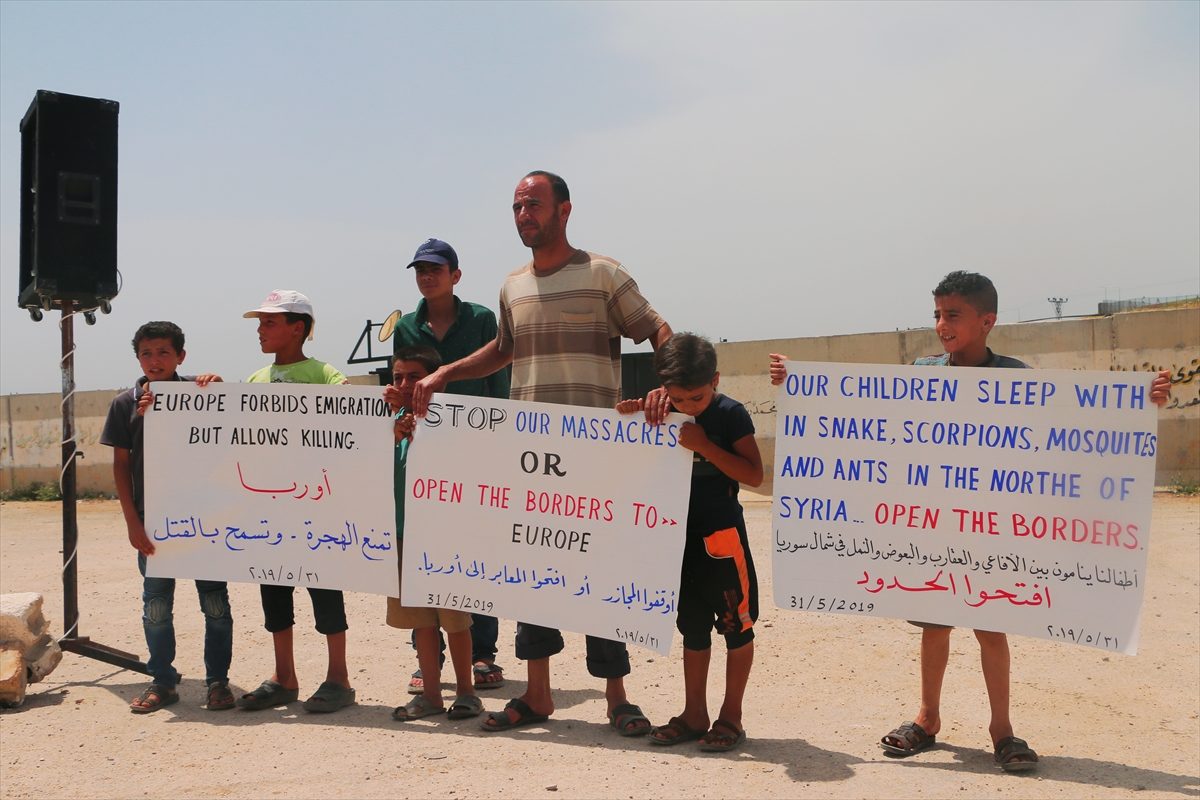 رفع المتظاهرون لافتاتٍ عليها كتابات مثل: "أوقفوا المجازر أو افتحوا المعابر إلى أوروبا"