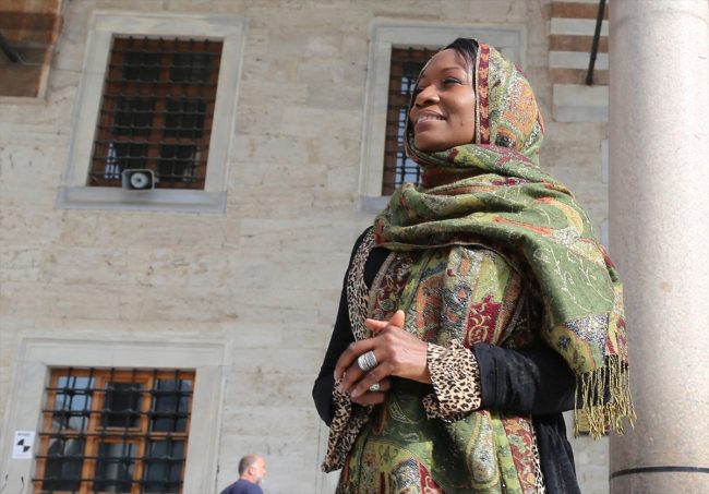 زميلة مايكل جاكسون تعتنق الإسلام بعد زيارة لتركيا، وتؤكد: أشعر ببراءة الطفولة