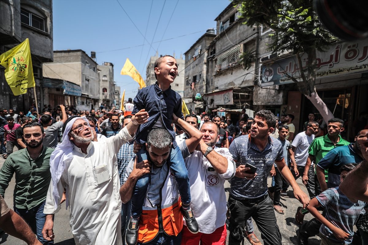 أهالي غزة يشيعون مسعفاً قتلته رصاصة إسرائيلية أثناء مساعدة مصابي مسيرات العودة (فيديو وصور)