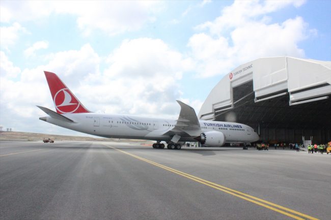انتحار مسافر بحمام طائرة تركية يجبرها على الهبوط اضطرارياً بالجزائر.. كانت متوجهة إلى المغرب