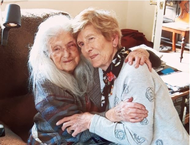 تركتها أمها بعد 5 أشهر من ولادتها بدار للأيتام.. امرأة عمرها 80 عاماً تلتقي والدتها البالغة من العمر 103 بعد عقود من البحث