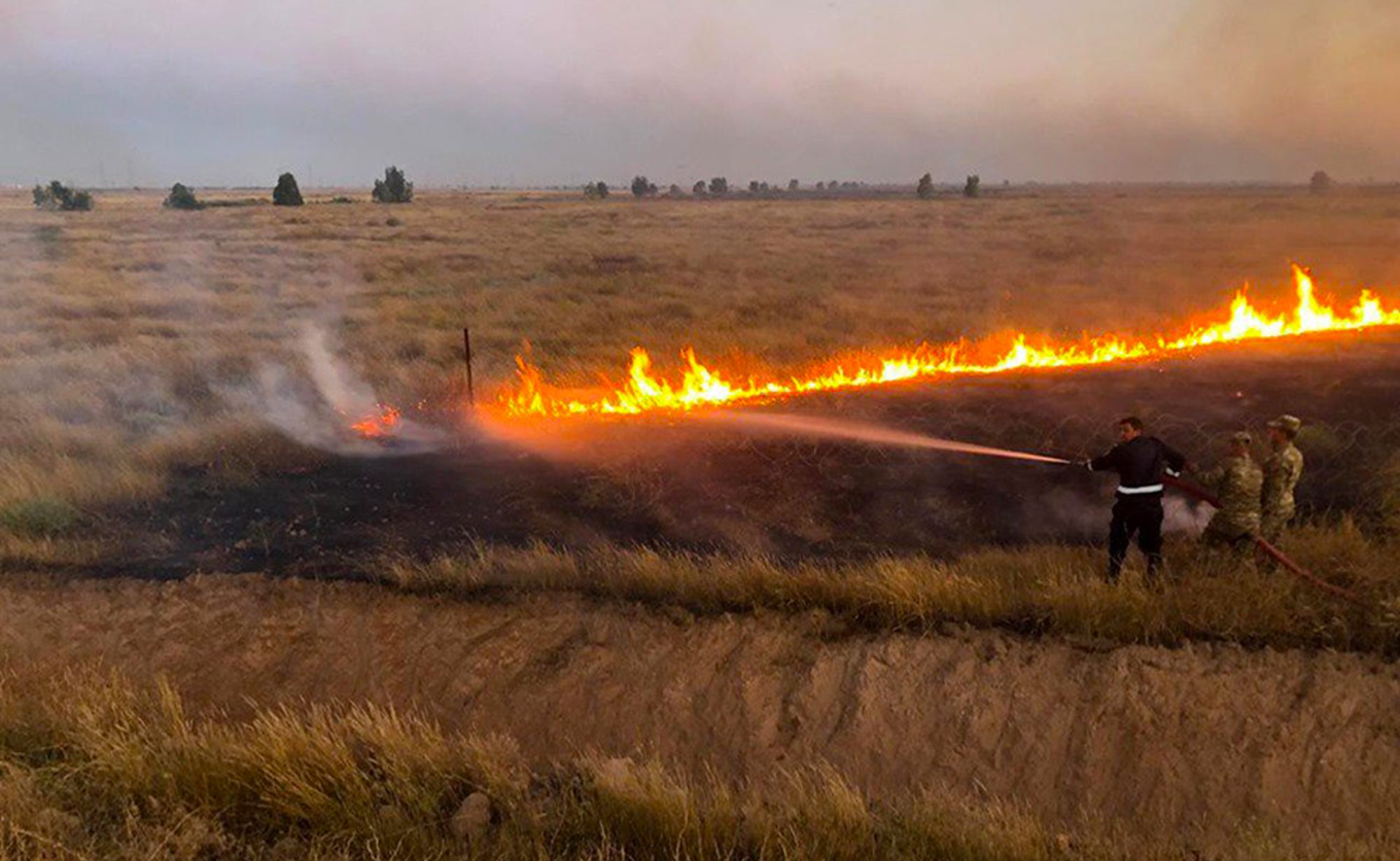 بعد سنوات الحرب والفساد والجفاف.. محصول العراق الوفير يحترق ويحرق معه قلوب المزارعين