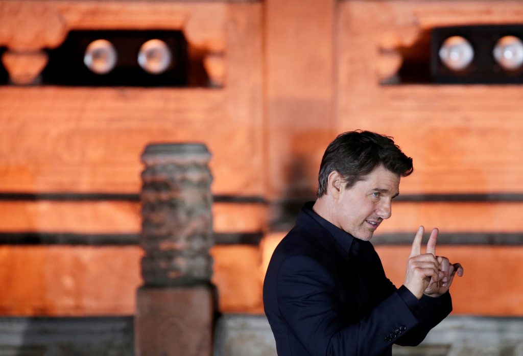 توم كروز يصرخ على زملائه ويشتمهم لعدم التزامهم بإجراءات المهمة المستحيلة كورونا