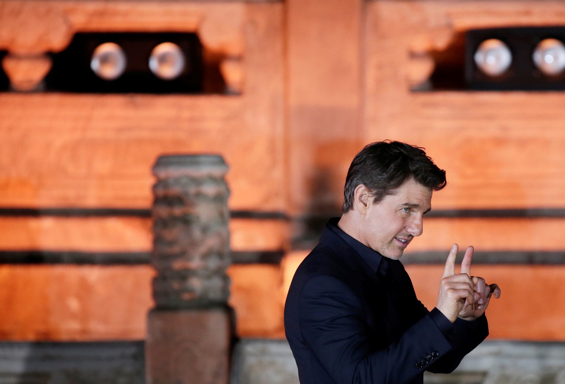 توم كروز يصرخ على زملائه ويشتمهم لعدم التزامهم بإجراءات المهمة المستحيلة كورونا