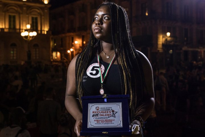  هانا إيموردي شاعرة نيجيرية تبلغ من العمر 18 عاماً/ الغارديان