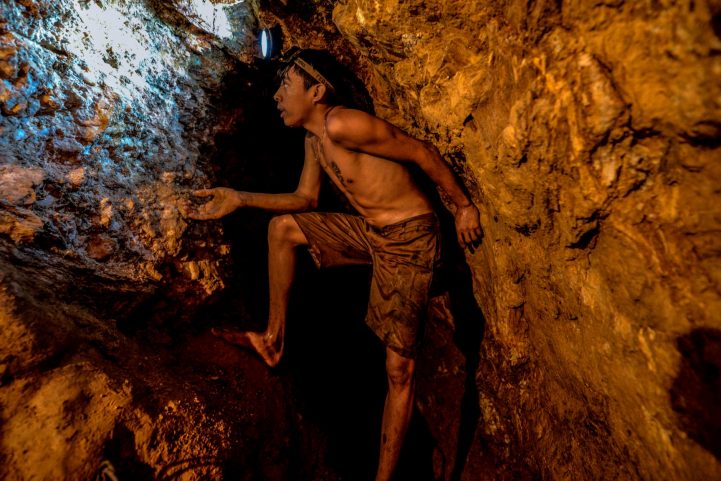 صبي يبحث عن الذهب في منجم غير شرعي ببوليفار/ Getty Images