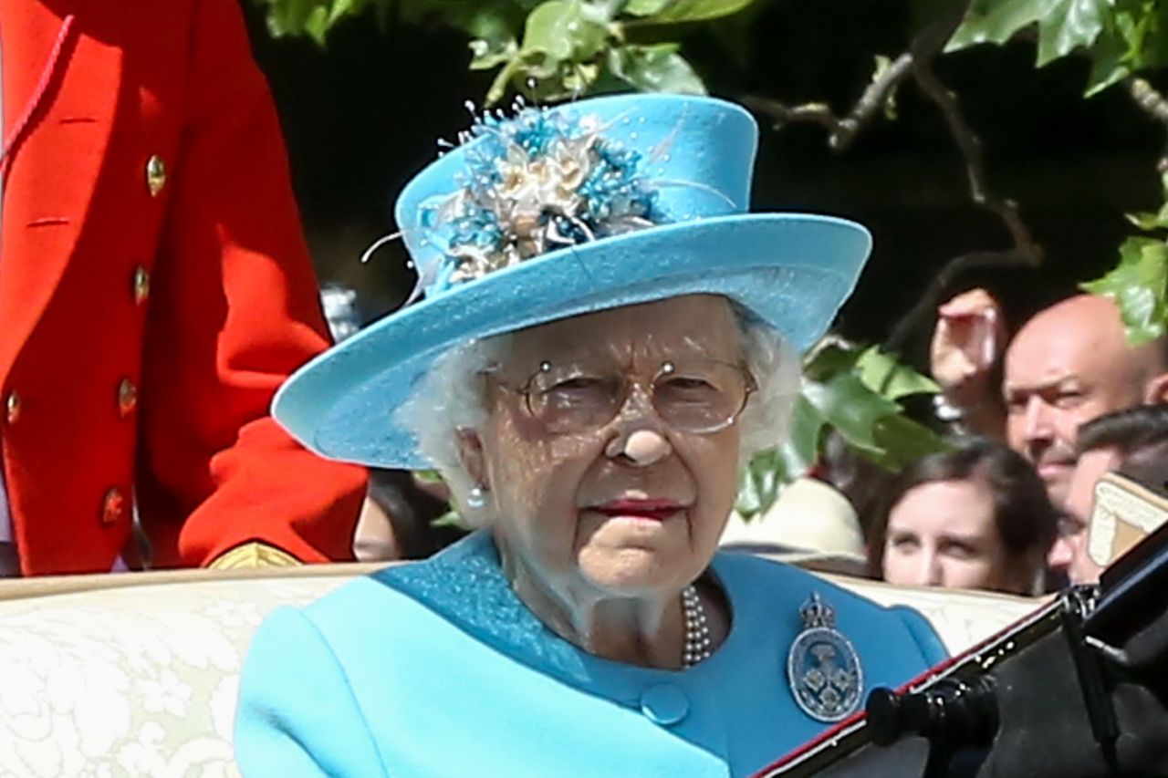 تعالوا لنعرف سر دبوس الزينة المرصّع بالألماس الذي ترتديه الملكة إليزابيث في عيد ميلادها كل عام