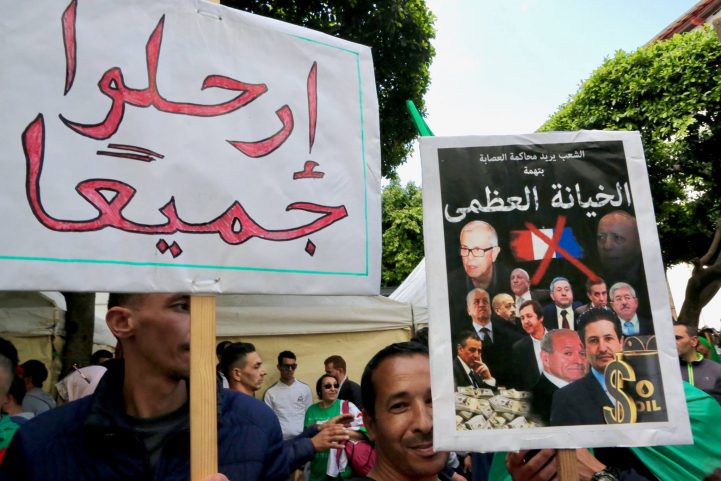 يصر الجزائريون على استكمال مطالب ثورتهم بعد محاسبة جميع الفاسدين وتحييدهم/ رويترز
