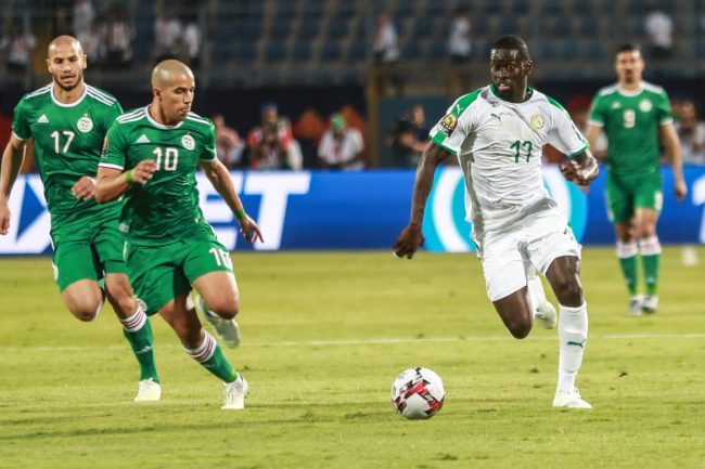 بن ناصر رجل المباراة.. محاربو الصحراء يروضون الأسود السنغالية في حضور نجم برشلونة