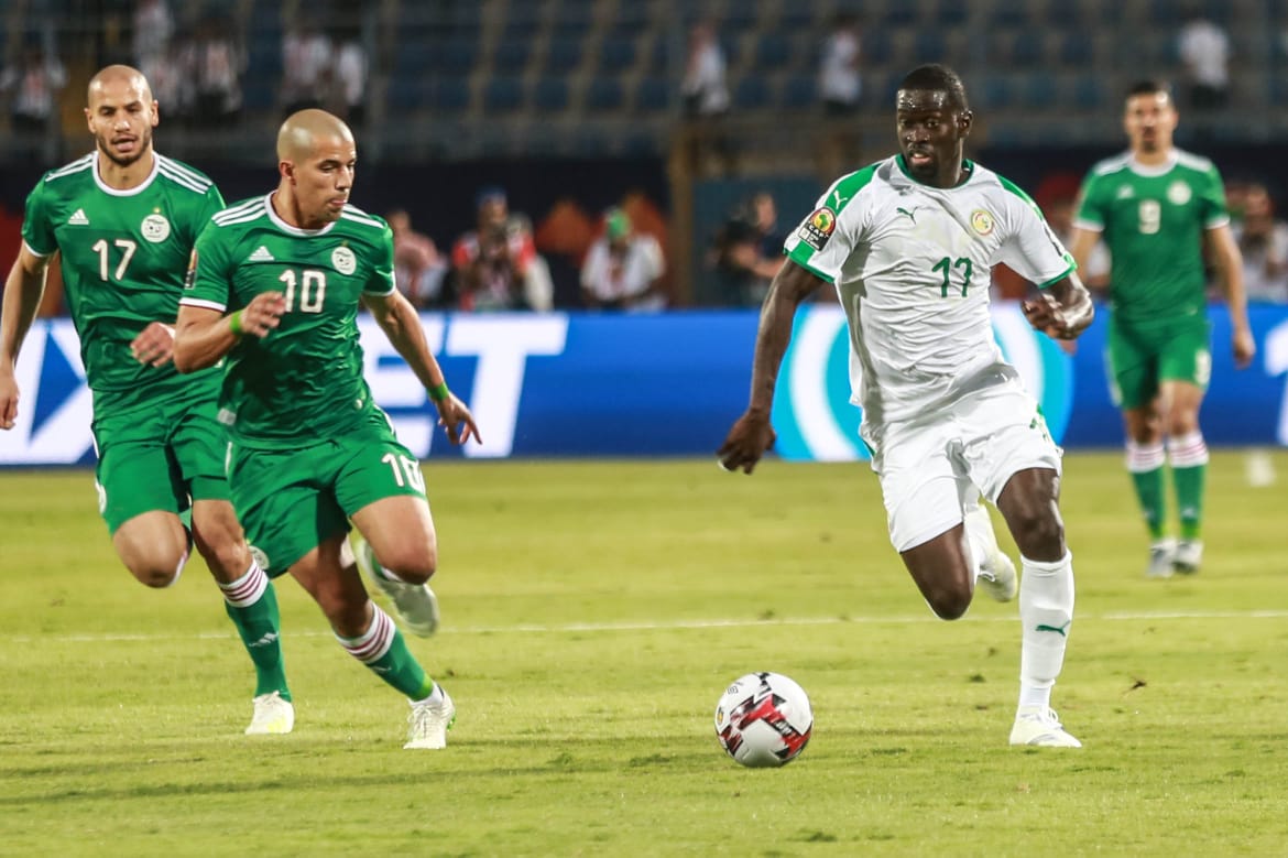 بن ناصر رجل المباراة.. محاربو الصحراء يروضون الأسود السنغالية في حضور نجم برشلونة