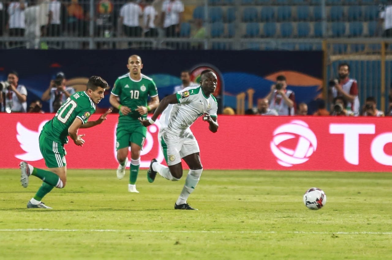 بن ناصر رجل المباراة.. محاربو الصحراء يروضون الأسود السنغالية في حضور نجم برشلونة