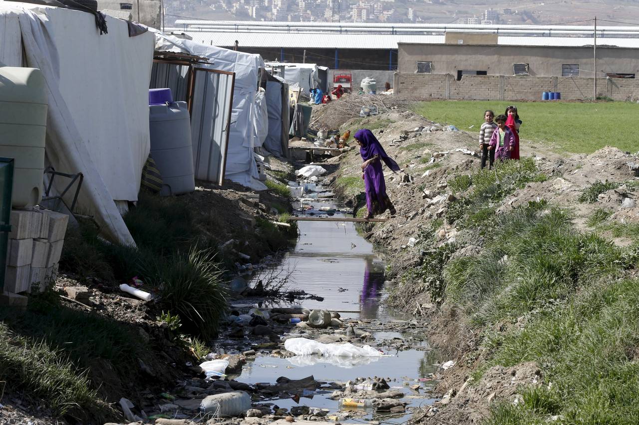 السياسيون يستخدمونهم ككبش فداء لاقتصادهم المدمّر.. اللاجئون السوريون بلبنان يواجهون ضغوطاً شرسة للعودة إلى بلادهم