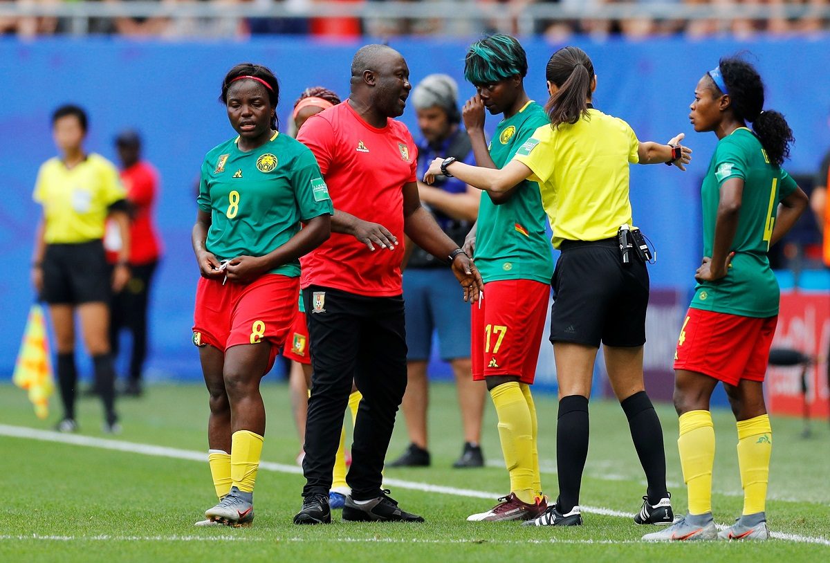 مدرب إنجلترا محرَج.. نساء الكاميرون يقُمن بأول تمرُّد في تاريخ الكرة على تقنية الـ«VAR»