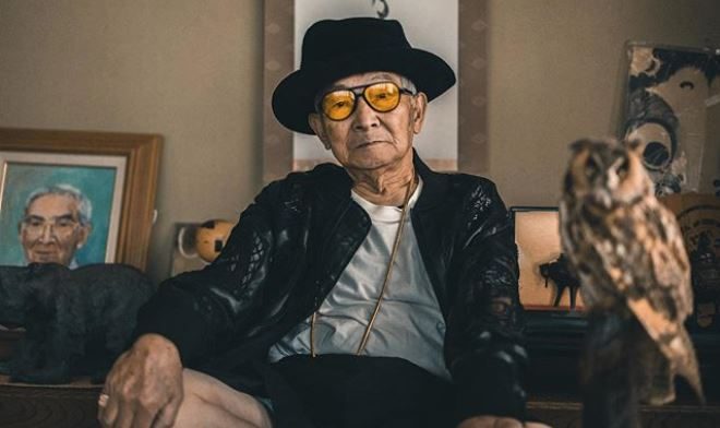 تُثبِتُ الصور أن العمر لا يُمثِّل قيداً حين يتعلَّق الأمر بالأناقة