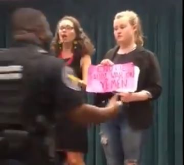 لحظة صعود ناشطة إلى المنصة