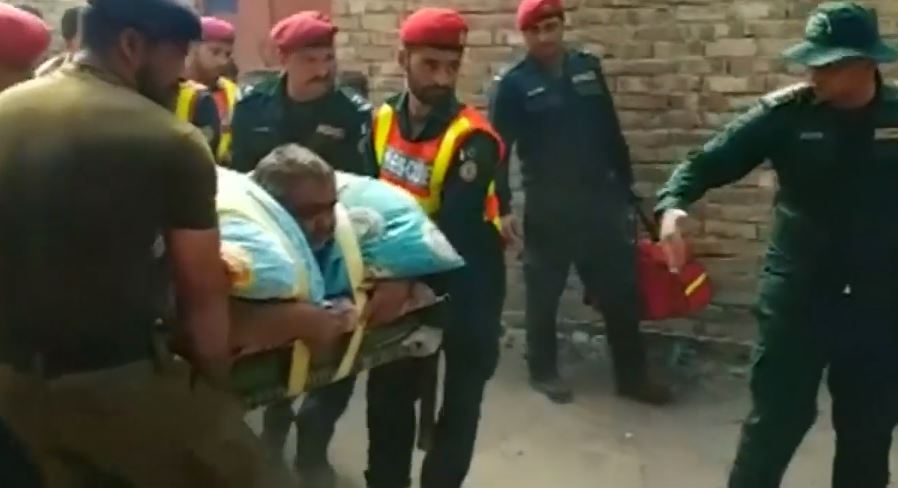 حطَّموا جدار منزله لإخراجه.. فيديو لنقل «أثقل» رجل في باكستان بهليكوبتر للمستشفى