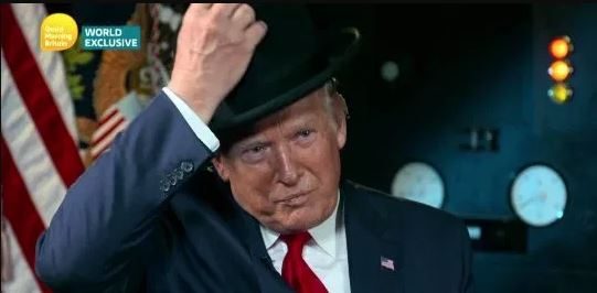 دونالد ترامب يتلف قبعة تشرشل بعد أن أعطاه بيرس مورغان إيَّاها مباشرةً