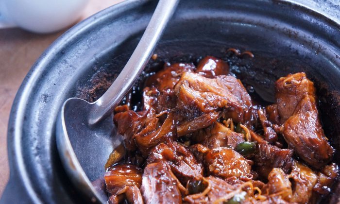 يطبخون لحوماً متعفِّنة، ويصنعون علب الطعام من أكياس عينات البول وتخزين الدم.. 16 حقيقة مرعبة عن الأكل في الصين