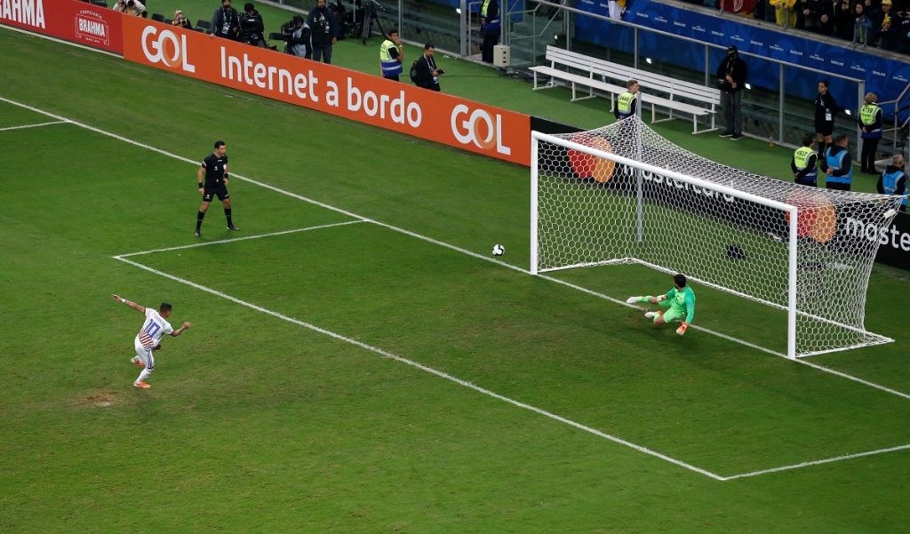 لاعب يهدر ركلة جزاء بطريقة غريبة (رويترز)