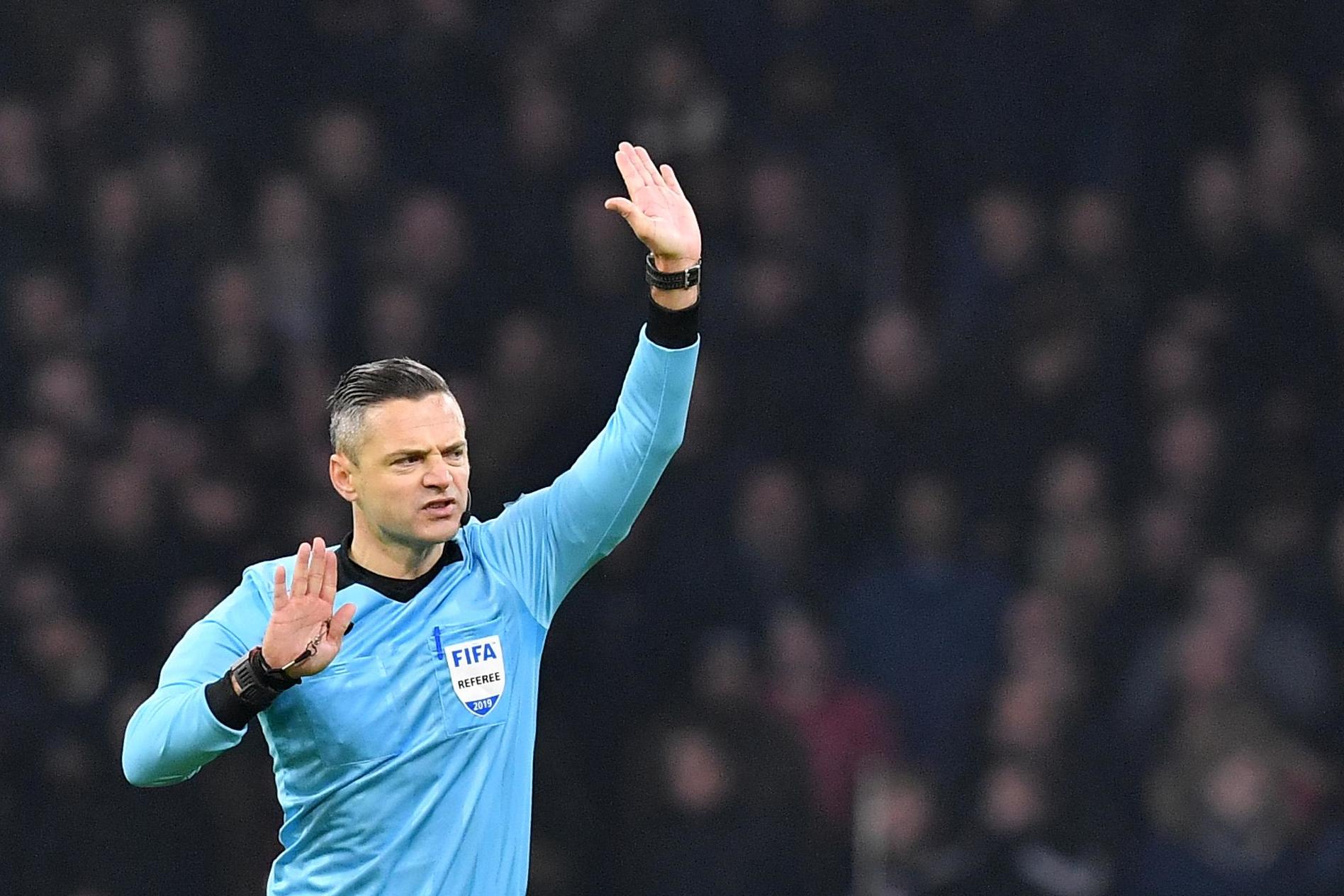 «الموسيقى» وسيلة حَكم نهائي دوري الأبطال للخروج بالمباراة إلى بر الأمان