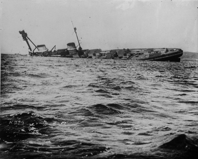 أكبر خسارة بحرية في التاريخ.. قصة الأسطول العظيم الذي أغرق نفسه أمام أعدائه