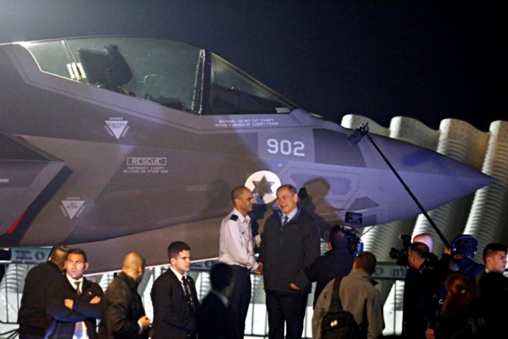 رئيس الوزراء الإسرائيلي بنيامين نتنياهو يقف بجانب طائرة F-35 بعد شراءها من واشنطن قبل عامين/ رويترز