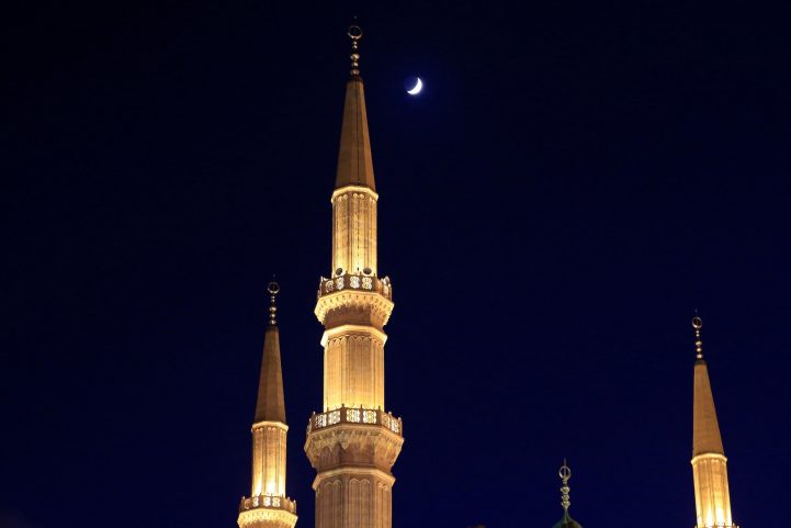 تضارب في رؤية الهلال في السعودية قبل حسم المحكمة العليا/ رويترز