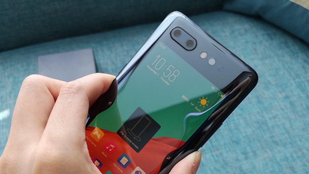 زوّدت الشركة هاتف نوبيا إكس بشاشتين، واحدة على الواجهة الأمامية بمقاس 6.26 بوصة ودقة عرض (2280/1080) بيكسل.