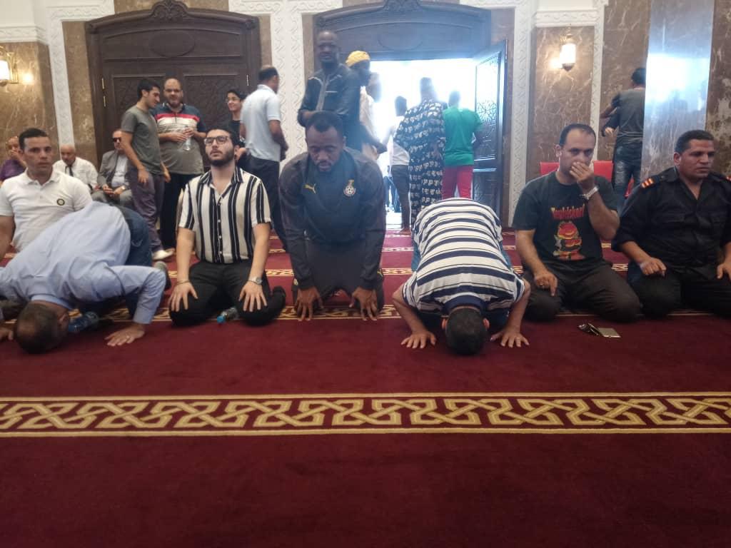ماني يبحث عن وساطة للقاء شيخ الأزهر.. نجوم غانا يفاجئون المصلين بأحد مساجد الإسماعيلية