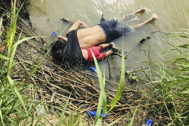 صورة الأب السلفادوري وابنته الملقيين على وجهَيهما في مياه نهر ريو غراندي الواقع على الحدود الأمريكية المكسيكية/الشبكات الاجتماعية