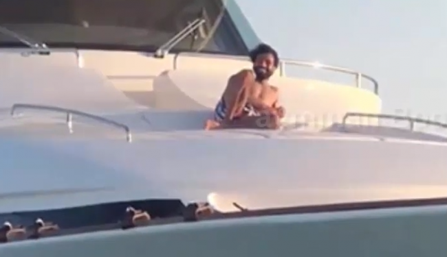 بعد أن حوصر بمنزله يوم العيد.. شاهد محمد صلاح وهو يُلقي التحية من على متن يخت لمحبيه