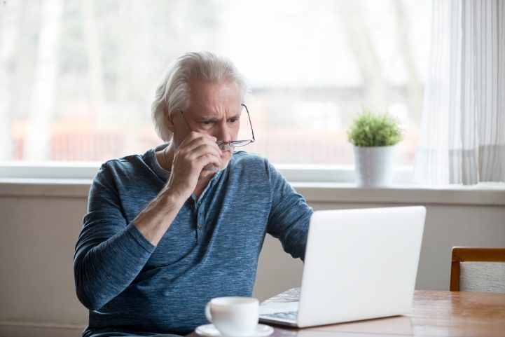 iStock/ تعتمد عمليات احتيال أخرى على اللغة الرنانة والمصطلحات، أو ادعاء المعرفة والتخصص.