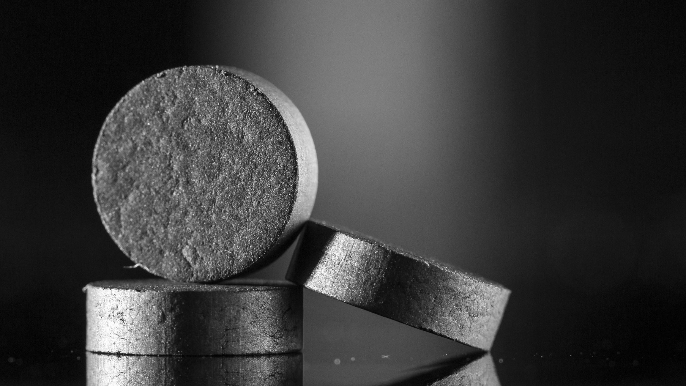 من بينها التخلص من السموم وامتصاص الغازات من الأمعاء.. تعرف على أبرز استخدامات الفحم المنشّط وفوائده