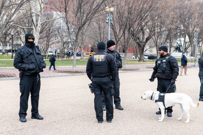 4 سجناء في مركزٍ للأحداث اختلقوا شجاراً للهرب من السجن.. سرقوا مفاتيح سيارة أحد الموظفين وهاتفه ولاذوا بالفرار