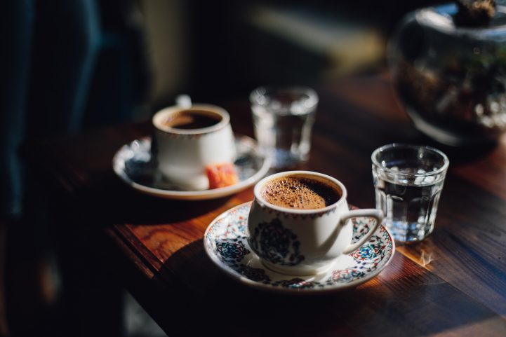 iStock/ ترتبط القهوة المحتوية على الكافيين بتقليل مخاطر الإصابة ببعض أنواع السرطان وأمراض الكبد