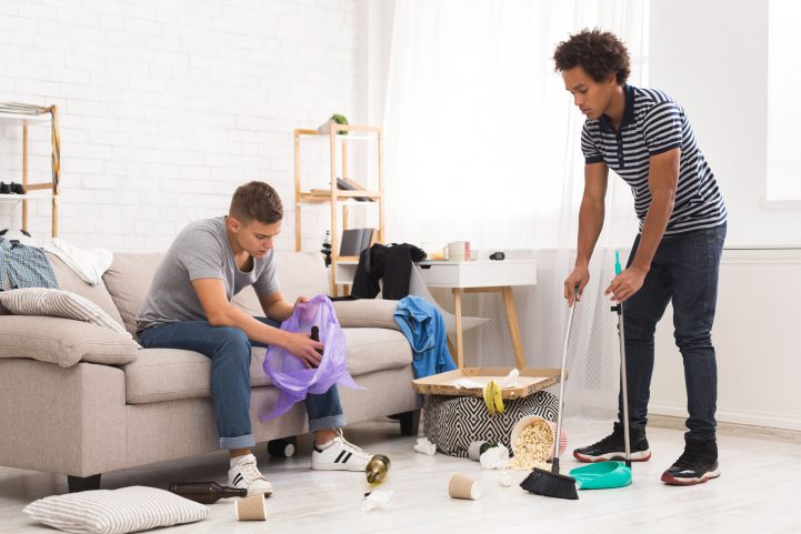iStock/ لا يجد المراهق أن ترتيب غرفته أمر ممتع حقاً