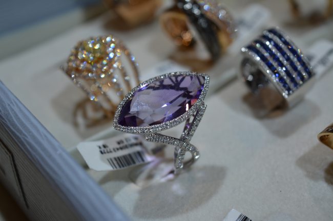 قراصنة يخترقون شركة مجوهرات فخمة ويطلبون فدية مقابل عدم نشر بيانات عملائها! بينهم قادة وملوك ومشاهير