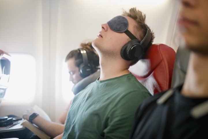 iStock/ استخدام قناع العينين سيساعدك على تقليل الإضاءة المنبعثة من النوافذ
